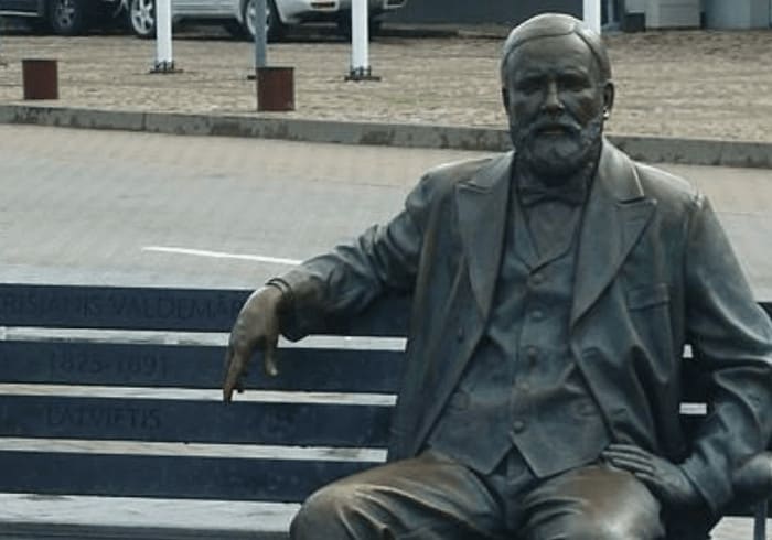 Krišjānis Valdemārs monument in Rīga - free.toursinriga.com
